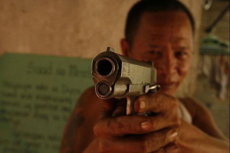 Мистер Роберто держит в руках пистолет 45-го калибра, очень похожий на Беретту.