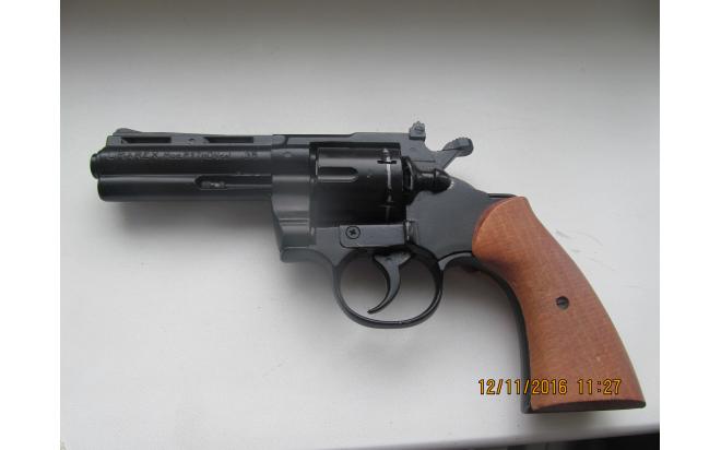 Шестизарядный револьвер Umarex модель Pyton