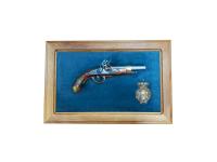 Пистолет Наполеона изготовленный Грибовалем в 1806 году на бархатном панно с вензелем Наполеона