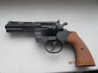 Продам шестизарядный револьвер газовый Umarex Piton