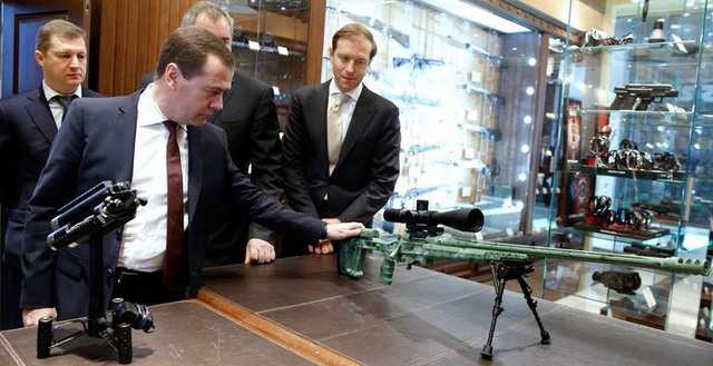 Медведев знакомиться с новыми образцами оружия