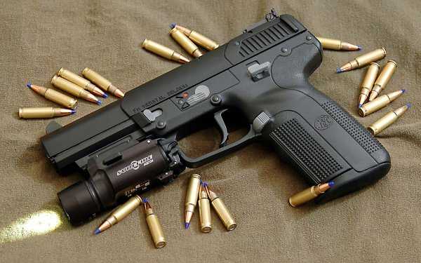 11)Пистолет FN Five-seven. 