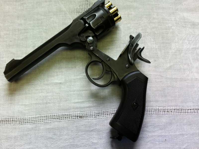 7)Лучший друг доктора Ватсона- Webley Scott Mk6.