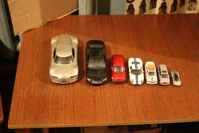 10)Коллекция автомобильных моделей.
