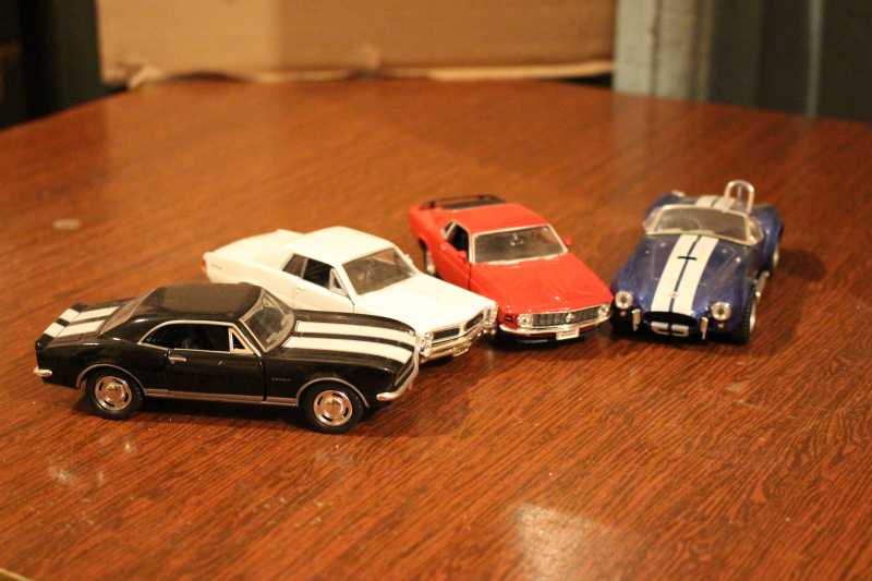 4)Коллекция автомобильных моделей.