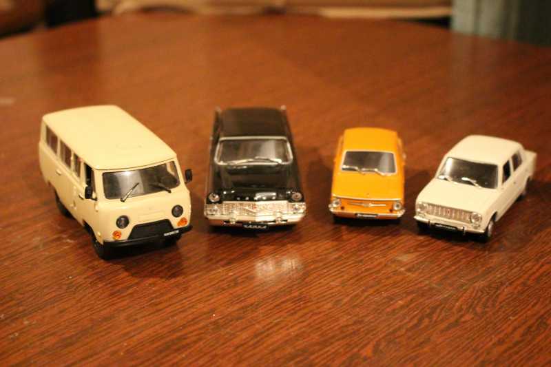 7)Коллекция автомобильных моделей.