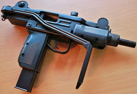 1)CYBERGUN MINI UZI