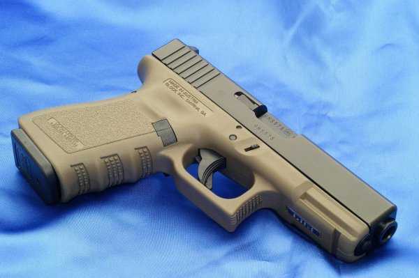 3)Пистолет Glock 19