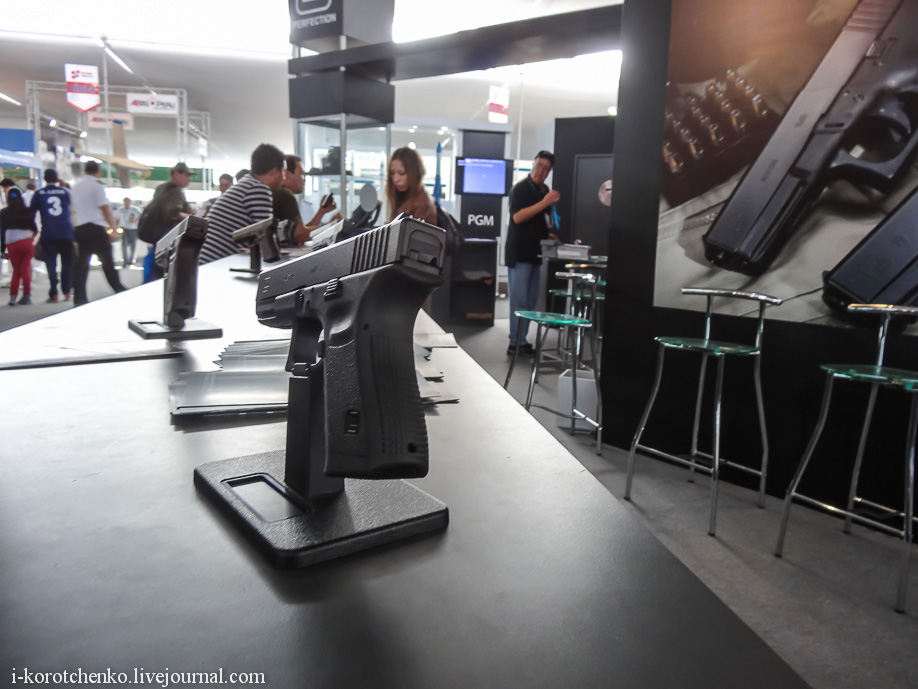 1)На стенде фирмы. Выставка вооружений SITDEF 2013 в Лиме.