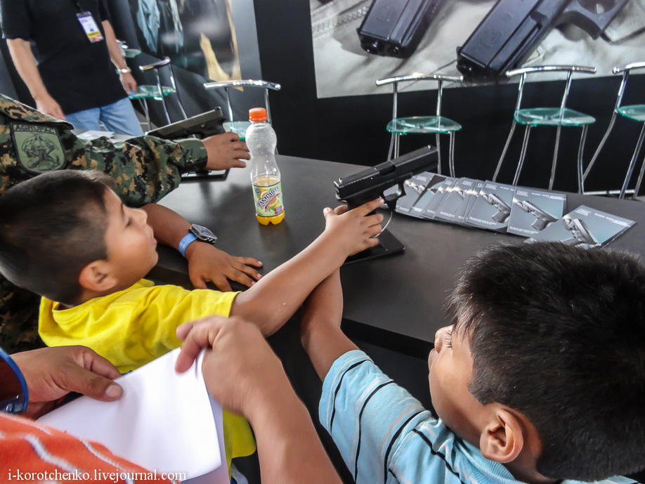 2)На стенде фирмы. Выставка вооружений SITDEF 2013 в Лиме.