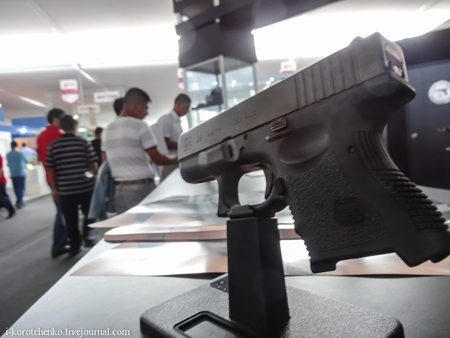 3)На стенде фирмы. Выставка вооружений SITDEF 2013 в Лиме.