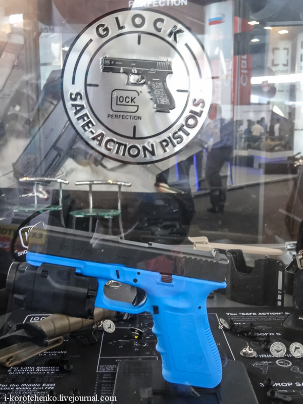 8)На стенде фирмы. Выставка вооружений SITDEF 2013 в Лиме.