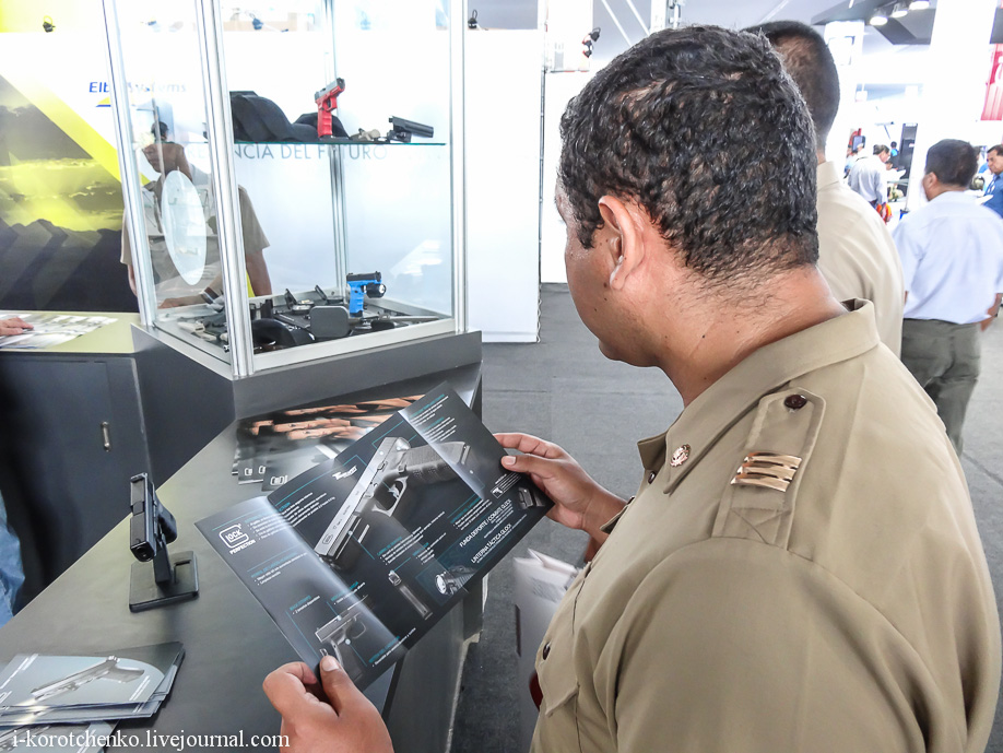 9)На стенде фирмы. Выставка вооружений SITDEF 2013 в Лиме.